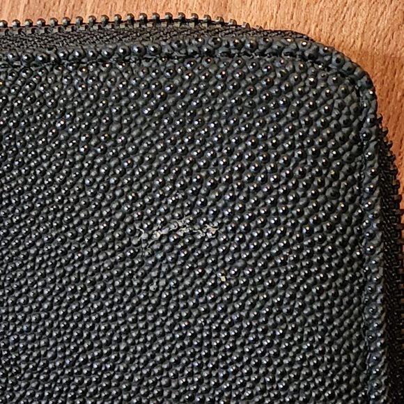 Adrienne Vittadini 8" Wallet Black Zip Around Stingray RFID NWT Slight Damage - Picture 7 of 9